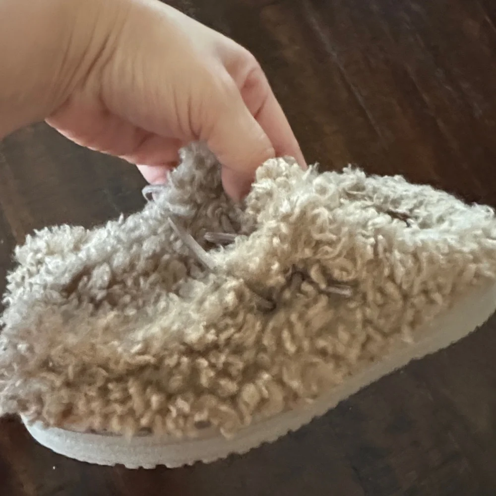 Hey Dude Kids Faux-Sherpa Slip-On Slippers in Light Brown